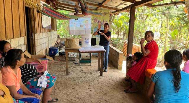 Ecofiltros  para familias de comunidades maya q'eqchí