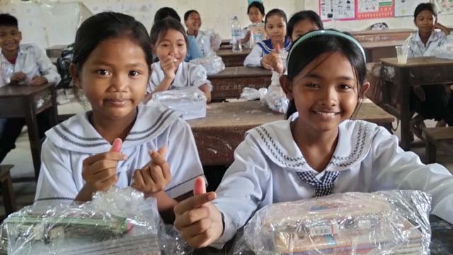 Material escolar para  más de 1.300 alumnos de Takeo